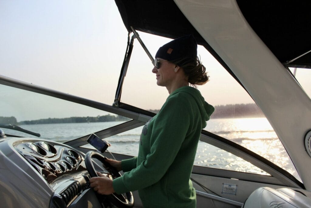 Women on the boat, lakeshore, boating, women.